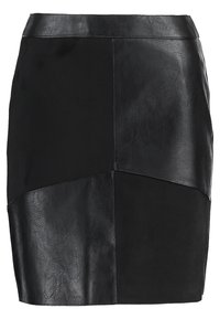 Svart läder minikjol med en figurnära design, som har kontrasterande texturerade paneler och en slät midjeband.