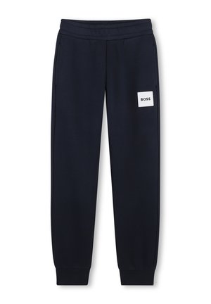Pantalones jogger azul marino con cintura y puños elásticos, con bolsillos laterales y una etiqueta cuadrada blanca con la palabra "BOSS" en el muslo.