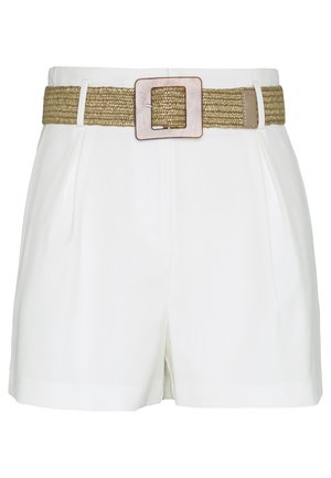 Shorts blancs taille haute avec des plis, dotés d'une ceinture tissée beige et d'une boucle rectangulaire. Tissu lisse avec une coupe structurée.