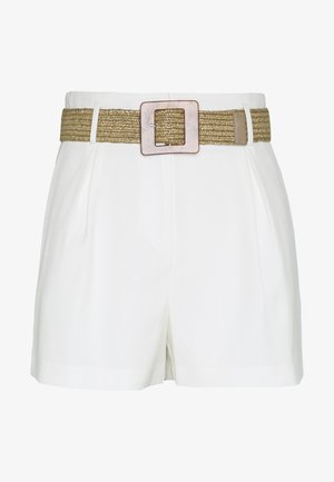 Valkoiset korkeavyötäröiset shortsit, joissa on poimutuksia, beige kudottu vyö ja suorakulmainen solkiyksityiskohta. Sileä kangas ja strukturoitu istuvuus.