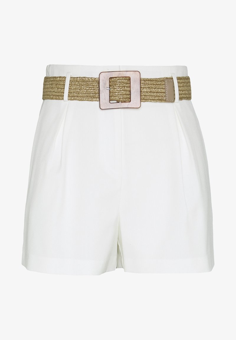 Bílé šortky s vysokým pasem a záhyby, které mají tkaný béžový pásek s detailním obdélníkovým přezkou. Hladká látka s strukturovaným střihem.
