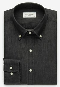 Musta napillinen paita, joka on valmistettu denim-kankaasta. Paidassa on klassinen kaulus, kaksi etunappia ja yksi napin käänteinen hiha.