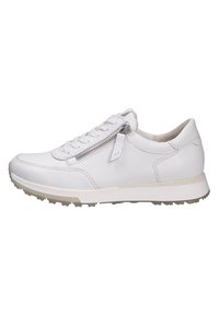 Weiße Leder-Sneaker mit abgerundetem Zehenbereich, Schnürung vorne, seitlichem Reißverschlussdetail, strukturiertem Mittelsohle und Gummisohle mit kleinen Nieten.