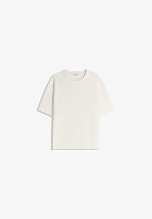 Hvid, kortærmet T-shirt med rund hals, løs pasform og blød tekstur; ensfarvet design uden mønstre eller detaljer.