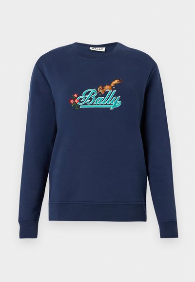 Sweat-shirt bleu marine à col rond, présentant un texte brodé "Bally", un écureuil et des accents floraux aux couleurs vives.