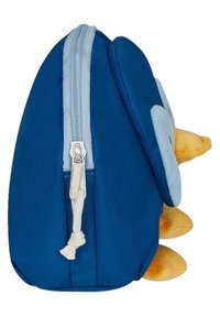 Borsa morbida blu a forma di pinguino, con una pancia azzurro chiaro, piedi gialli e una chiusura con cerniera su un lato.