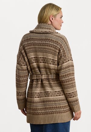 Cardigan tricotat cu un guler larg, având un model geometric în nuanțe de maro și bej; include o talie cu cataramă și manșete cu nervuri.