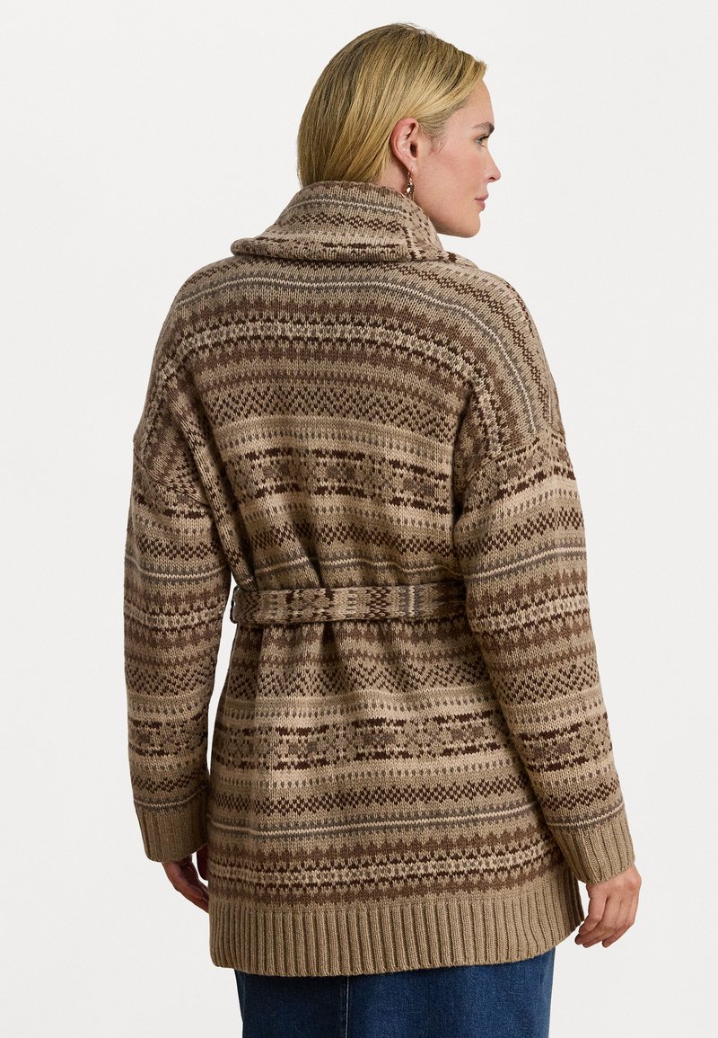 Cardigan tricotat cu un guler larg, având un model geometric în nuanțe de maro și bej; include o talie cu cataramă și manșete cu nervuri.