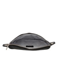 Pochette nera con zip aperta che mostra un interno in tessuto a strisce grigie e bianche con un'etichetta nera piccola e un tirante in argento.