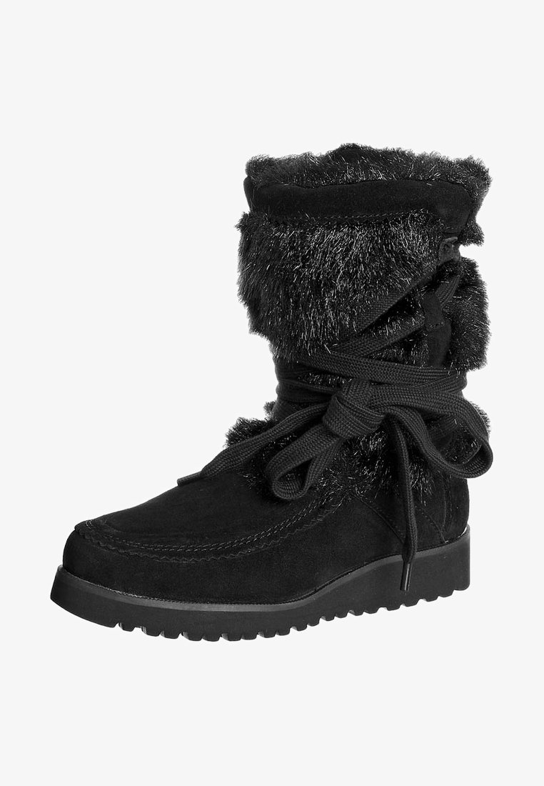 Bota negra hasta el tobillo con puño de piel sintética, material de ante, diseño con cordones gruesos y suela de goma texturizada.