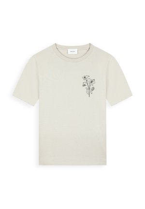 Beige T-shirt met korte mouwen, ronde hals en een kleine zwarte lijntekening van bloemen op de linkerborst.