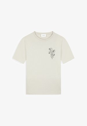 Beige T-shirt met korte mouwen, ronde hals en een kleine zwarte lijntekening van bloemen op de linkerborst.
