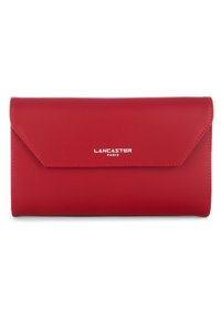 Portafoglio rosso in pelle con chiusura a patta, caratterizzato da un logo in rilievo argentato "LANCASTER PARIS" e da un design minimalista. Texture liscia, forma rettangolare.