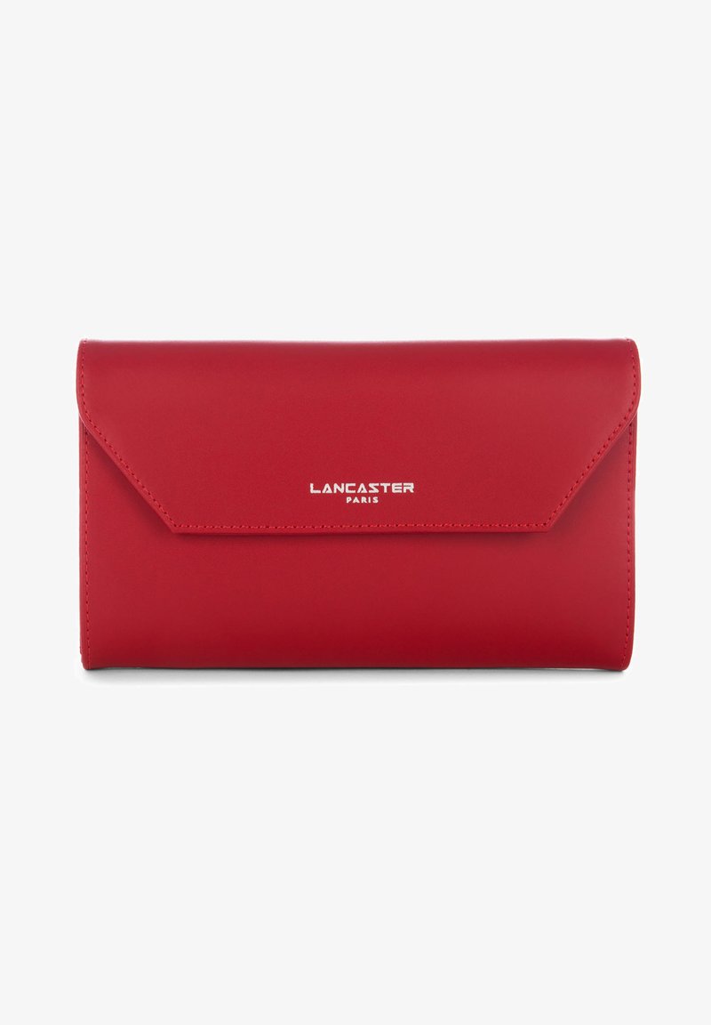 Portafoglio rosso in pelle con chiusura a patta, caratterizzato da un logo in rilievo argentato "LANCASTER PARIS" e da un design minimalista. Texture liscia, forma rettangolare.