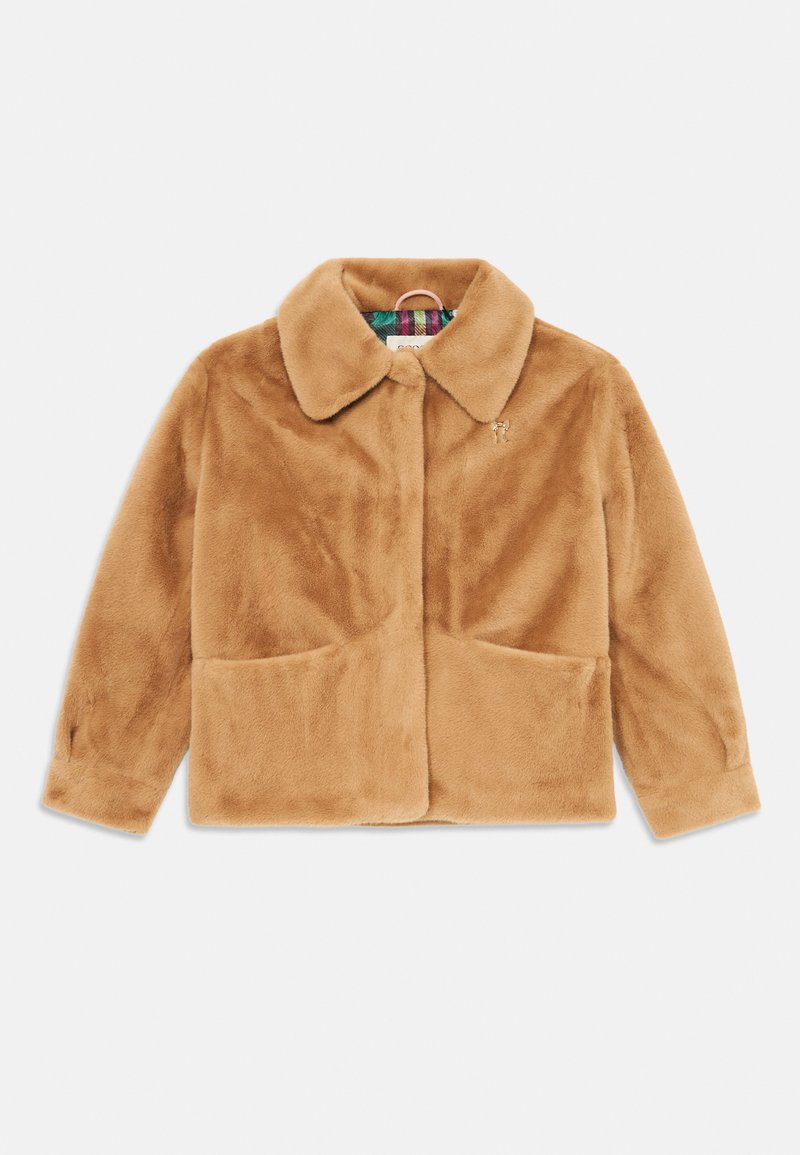 Chaqueta de piel sintética en marrón claro con cuello solapa, que cuenta con dos bolsillos frontales y un forro de cuadros. Pequeño detalle decorativo en el cuello.