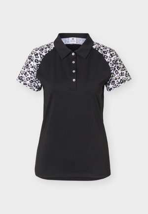 Μαύρο πόλο με κοντά μανίκια, κουμπιά και ραγκλάν μανίκια με λεοπάρ μοτίβο σε λευκό φόντο.