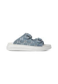 Fénykék denim papucs két állítható csattal és fehér gumitalppal, amely texturált mintával és márkázással rendelkezik.