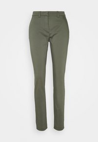 Slitna olivgröna byxor med bälteshällor och framdragkedja, visade mot en vit bakgrund.