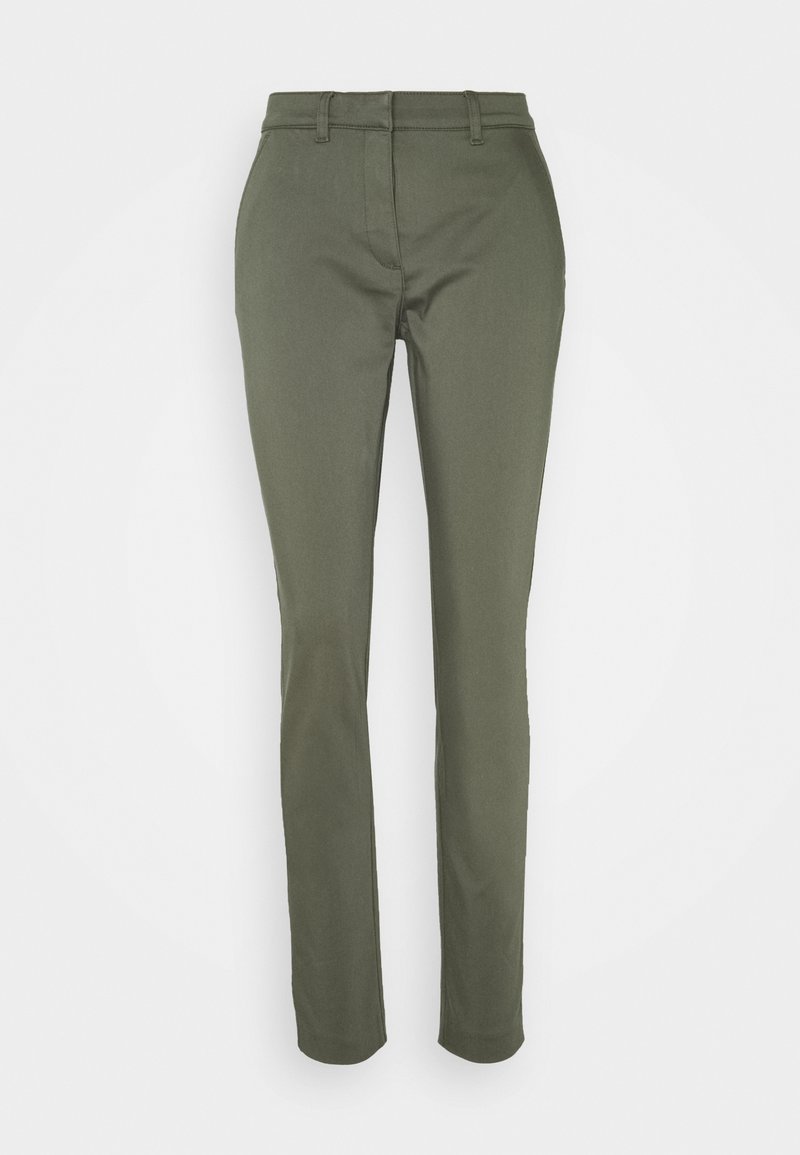 Slitna olivgröna byxor med bälteshällor och framdragkedja, visade mot en vit bakgrund.