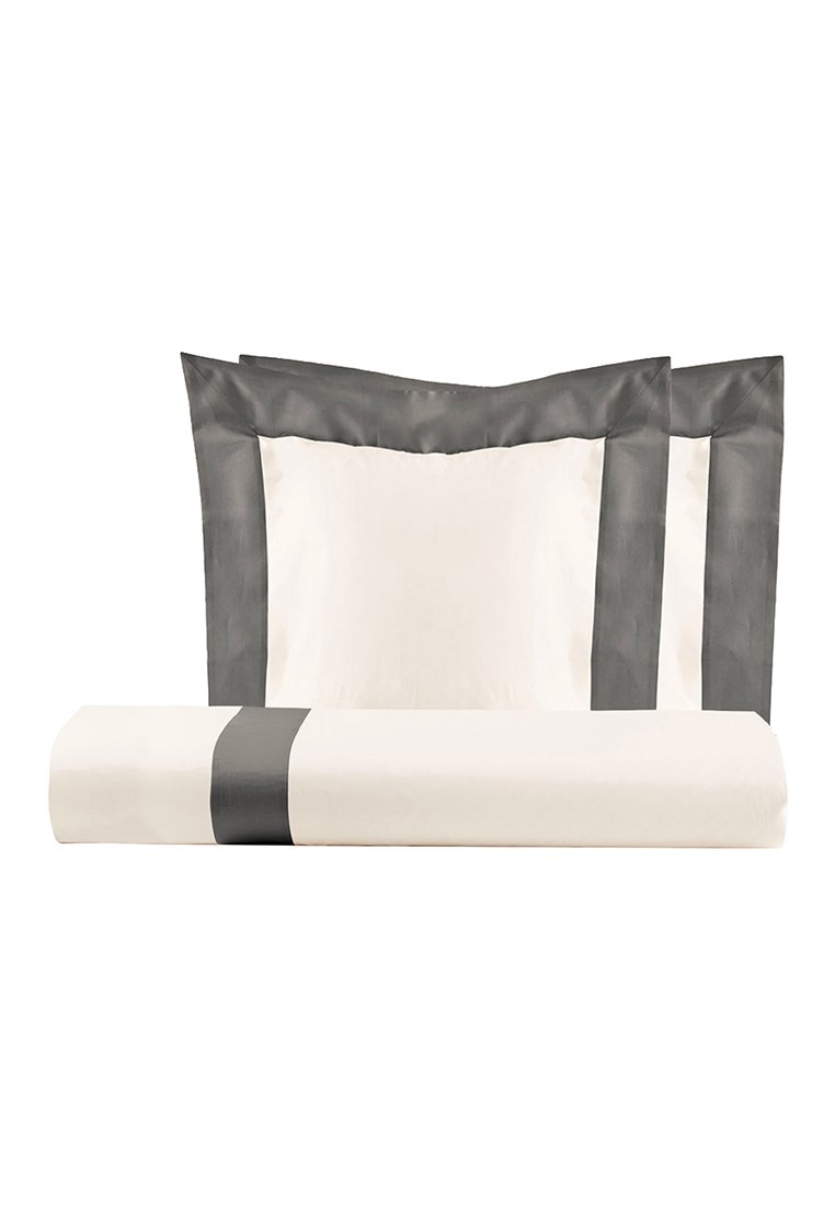 Set di biancheria letto con copriletto crema e una fascia grigio scuro, accompagnato da due federe coordinate con bordi grigi. Tessuto morbido e liscio.