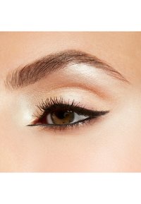 Nærbillede af et øje med naturlig makeup, defineret mørk eyeliner, lange mørke vipper, en blød glans på øjenlågene og en lys hudtone.