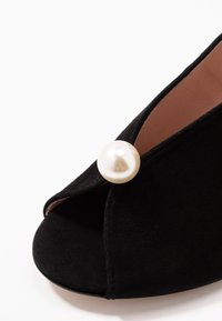 L37 Páskové sandály  - black