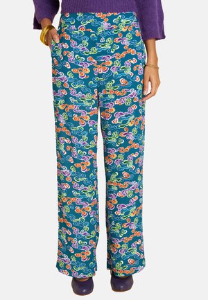 Weit geschnittene Hosen aus dunkelblauem Stoff, mit einem bunten Wolkenmuster in Orange, Grün, Lila und Pink. Enthält seitliche Taschen.