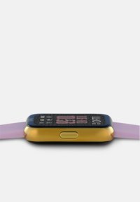 Reloj inteligente dorado y negro con una pantalla con patrón, correa rosa y un botón lateral. El diseño cuenta con bordes redondeados y un perfil elegante.
