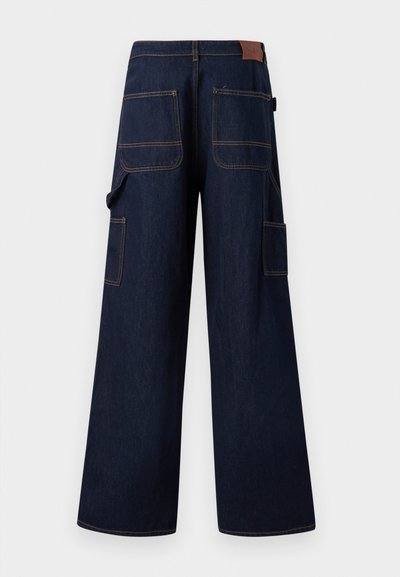 Φαρδιά παντελόνια cargo από σκούρο τζιν με δύο πίσω τσέπες και δύο πλαϊνές τσέπες, με αντίθετη ραφή και καφέ δερμάτινο ταμπελάκι στη μέση.
