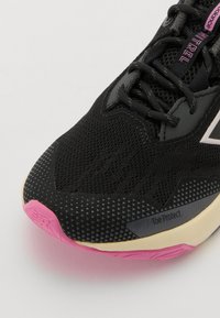 New Balance DYNASOFT NITREL V6 - Zapatillas de trail running - black