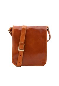 Borsa messenger in pelle marrone con finitura lucida, chiusura a pattina piatta, ampia tracolla regolabile e dettaglio con fibbia in tonalità argento.