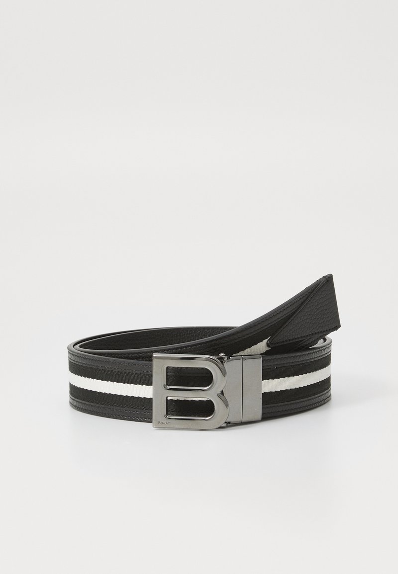Zwarte leren riem met een glanzende zilveren gesp met een "B"-ontwerp. De riem heeft witte horizontale strepen voor contrast.