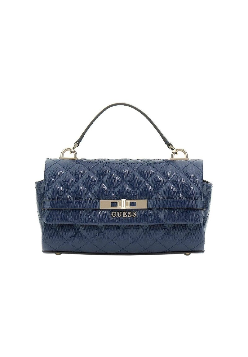 Sac à main matelassé bleu marine au design épuré, avec une poignée courte, des accessoires en or et un logo "GUESS" bien visible à l'avant.