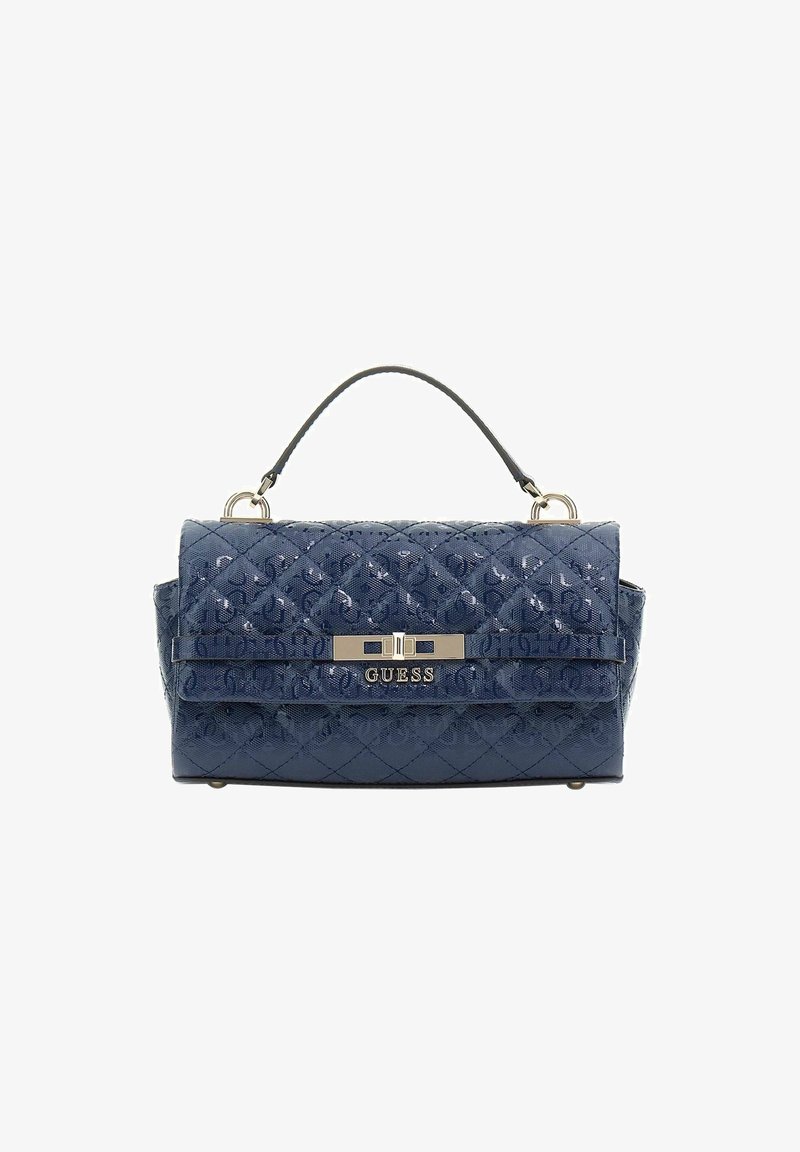 Sac à main matelassé bleu marine au design épuré, avec une poignée courte, des accessoires en or et un logo "GUESS" bien visible à l'avant.