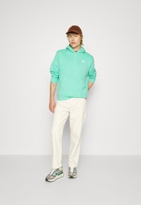 Nike Sportswear SPORTSWEAR CLUB FLEECE - Sweatshirt com capuz - light menta/white