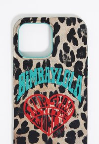 Funda de teléfono con estampado de leopardo y superficie texturizada, que presenta un texto gráfico en turquesa y rojo: "BIMBALOLA DE ESPAÑA AL MUNDO EST. 2005."
