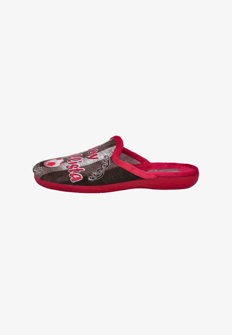 Zapatillas grises y rojas con parte trasera abierta, con motivo de fútbol y texto decorativo. Tela suave, punta redondeada y diseño de suela plana.