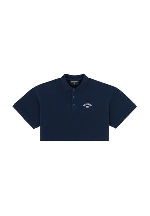 Polo shirt cropped blu navy realizzato in morbido tessuto, con un colletto classico, tre bottoni e un logo sul lato sinistro del petto. Maniche corte.