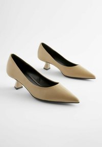 Next WIDE FIT FOREVER COMFORT KITTEN HEEL COURT - Klassikalised kontsakingad - taupe brown