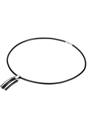 Sorte lædernakke med en sølv- og sort rektangulær dobbeltstænger pendant og en magnetisk sølvlås.