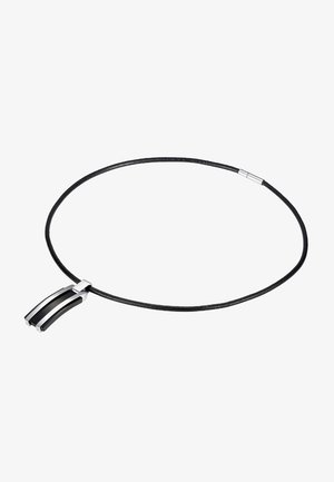 Schwarzes Lederhalsband mit einem rechteckigen Doppelbarren-Anhänger in Silber und Schwarz sowie einem magnetischen Silberverschluss.