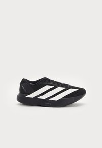 Must must jooksujalats musta värvi, valge kolme riba kujundusega, paks must tallaosa, millel on silt "LIGHTSTRIKE PRO", kujutatud vasakpoolsel profiilipildil.