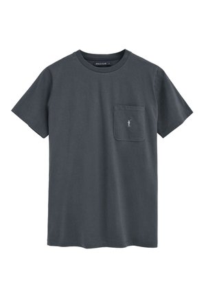 T-shirt in cotone grigio scuro a maniche corte con taschino frontale che presenta un piccolo logo ricamato bianco del giocatore di polo.