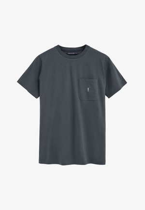 T-shirt à manches courtes en coton gris foncé avec poche avant, ornée d'un petit logo brodé représentant un joueur de polo blanc.