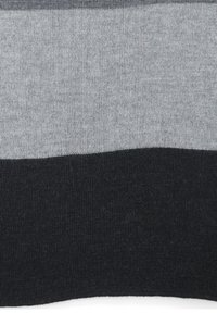 Pull en tricot avec des bandes horizontales en gris clair, gris foncé et noir. Texture douce, finition côtelée à l'ourlet et aux poignets.
