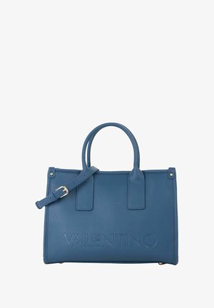 Sac à main en cuir bleu avec poignées supérieures et bandoulière amovible, présentant un logo embossé et une forme rectangulaire. Texture lisse avec des accents minimaux.