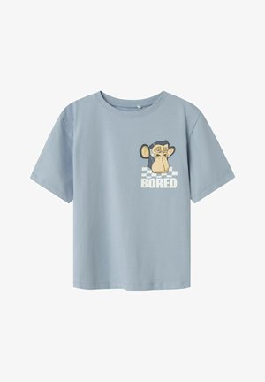 Camiseta de algodón azul claro con mangas cortas, que presenta un gráfico de un mono y la palabra "ABURRIDO" en blanco sobre un patrón de cuadros.