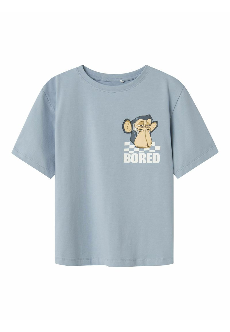 Camiseta de algodón azul claro con mangas cortas, que presenta un gráfico de un mono y la palabra "ABURRIDO" en blanco sobre un patrón de cuadros.