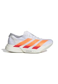 Zapatilla deportiva blanca con rayas diagonales en naranja y rojo, parte superior de malla ligera, cuello acolchado y suela de goma texturizada.