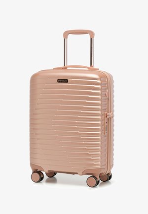 Maleta rígida en color rosa dorado con textura de surcos verticales, dos ruedas, asa retráctil y cierre con cremallera con un candado integrado.